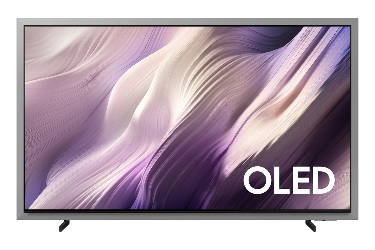 Samsung S95H 55 inç — Samsung S95H QN55S95HAFXZA, 55 inç sınıfı; metal çerçeve ve iki ayaklı ön görünüm.